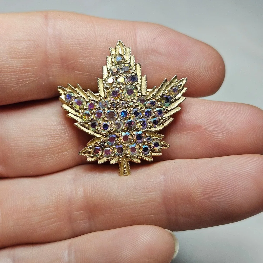 Keyes Maple Leaf Brooch Unisex OS Gold Aurora Borealis Rhinestone Vintage Pin